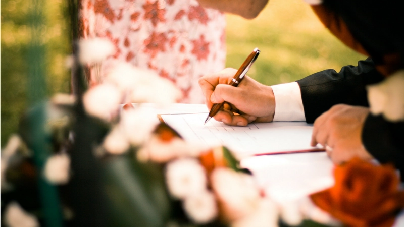 Signing Agile contracts with flexibility for iterative software development Signing a contract at an outdoor event